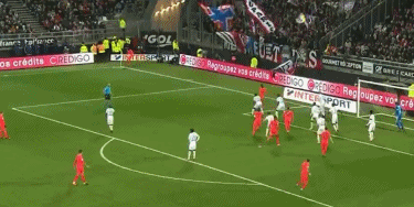 防线漏洞频出 难挡对手冲击（后防失误不断 难以抵御对手猛攻）