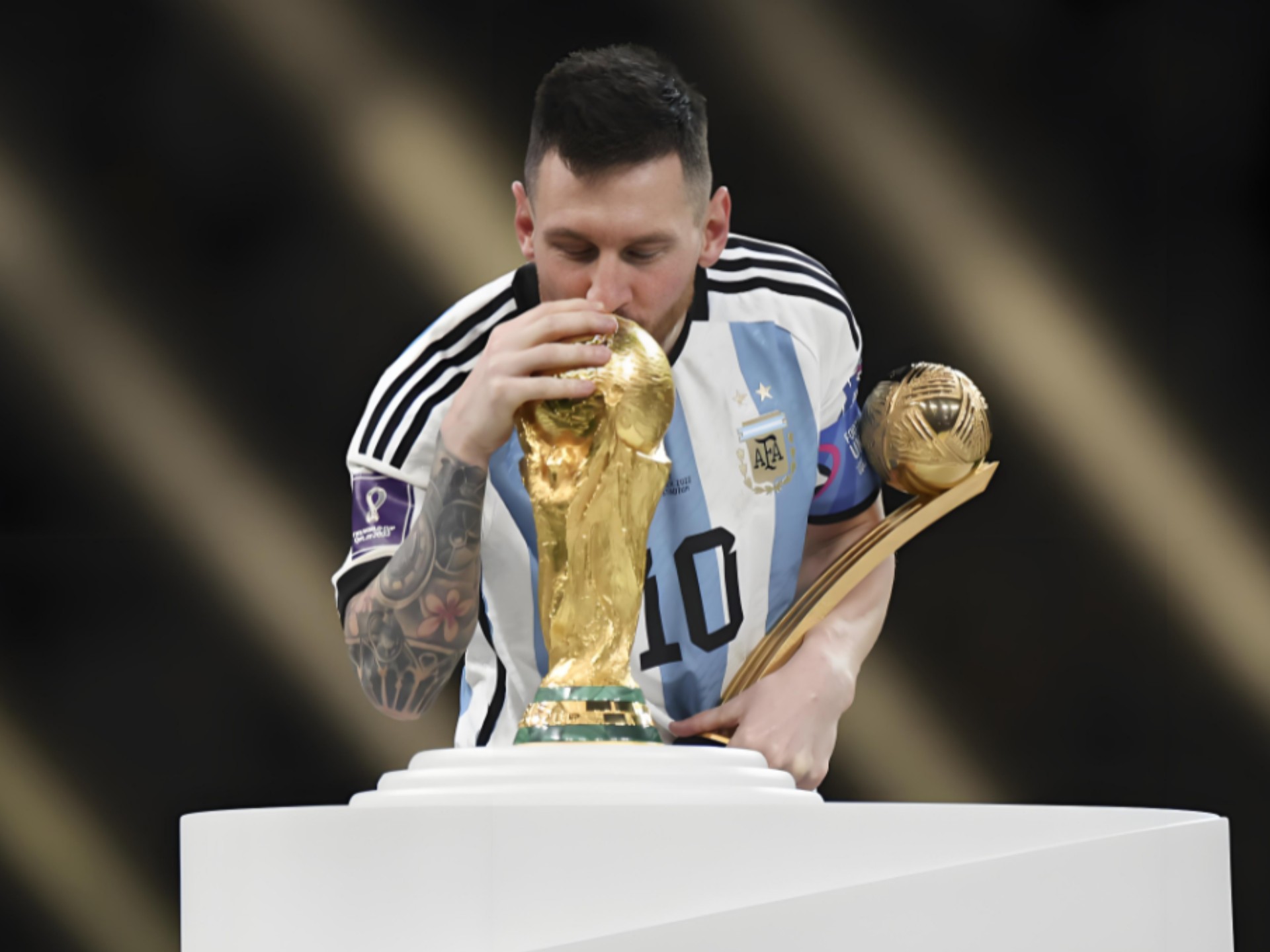 意媒：拜仁天才边锋利契纳或离队，尤文和米兰等队有意争夺（意大利媒体：拜仁新星边锋利契纳可能离队，尤文、米兰等队竞逐）