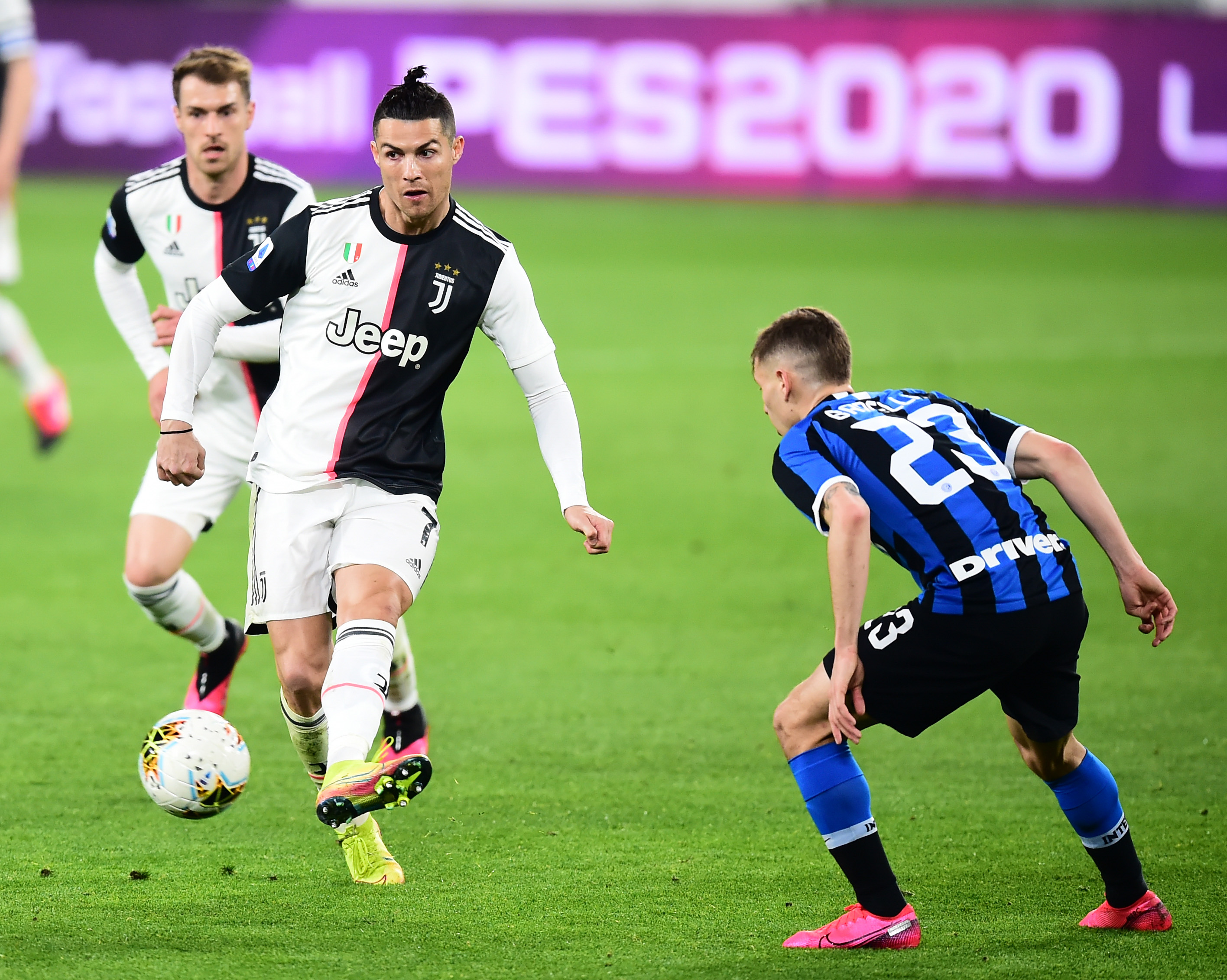 斯诺克英锦赛：斯佳辉6-0零封瑞恩，晋级16强（斯佳辉6-0横扫瑞恩，闯入英锦赛16强）