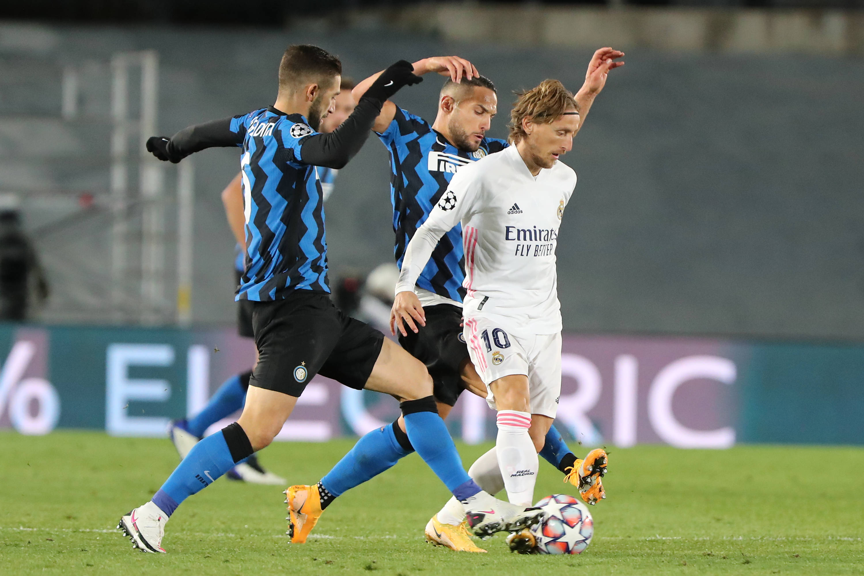 中超：武汉三镇2-0战胜上海申花（中超战报：武汉三镇2比0击败上海申花）