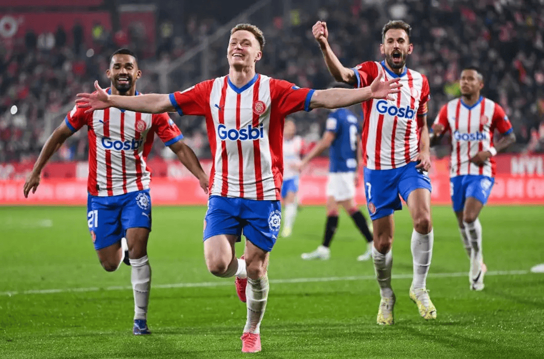 太强了！中国羽毛球又一天才横空出世，18岁少年连赢三位世界冠军（震撼！国羽再迎天才新星，18岁小将连胜三位世界冠军）