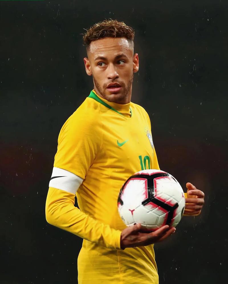 欧文突破制造罚球机会（欧文强突造犯规获罚球）