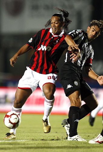 利物浦1-0皇马，麦卡利斯特制胜，库尔图瓦八扑救难掩失利（红军1-0力克皇马：麦卡利斯特攻入制胜球，库尔图瓦8次扑救仍无力回天）