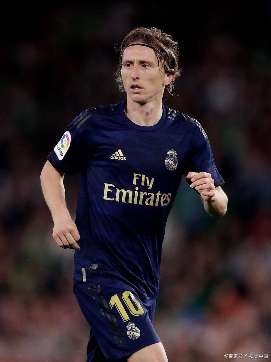 邮报：明年世界杯上下半场中段设强制补水时间，每次三分钟（邮报：明年世界杯每半场中段将设3分钟强制补水暂停）