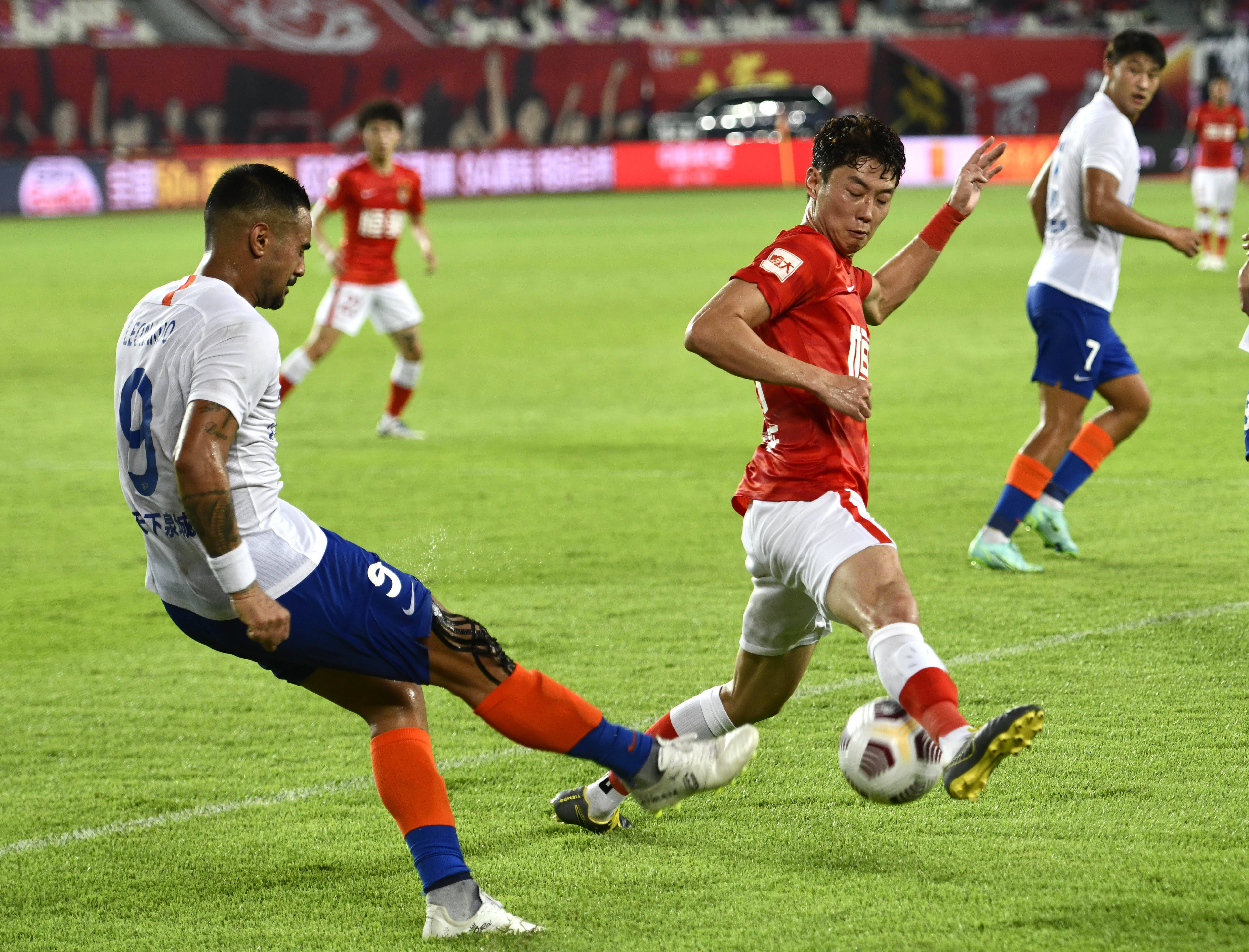 弗赖堡vs圣保利：金特尔、格里福首发，藤田让瑠奇马、梅茨出战（弗赖堡对阵圣保利：金特尔、格里福先发，藤田让瑠、奇马、梅茨登场）