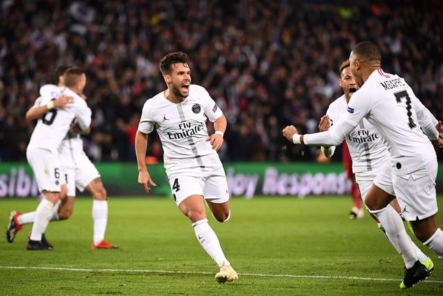 这雪有点大，欧冠赛前一名挪威记者在博德闪耀的球场边线处滑雪（欧冠赛前大雪来袭，挪威记者在博德闪耀场边滑雪）